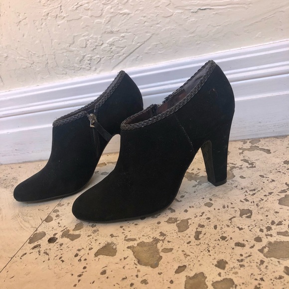 SOLD NWOT Tahari Booties Size 6 - Picture 4 of 12